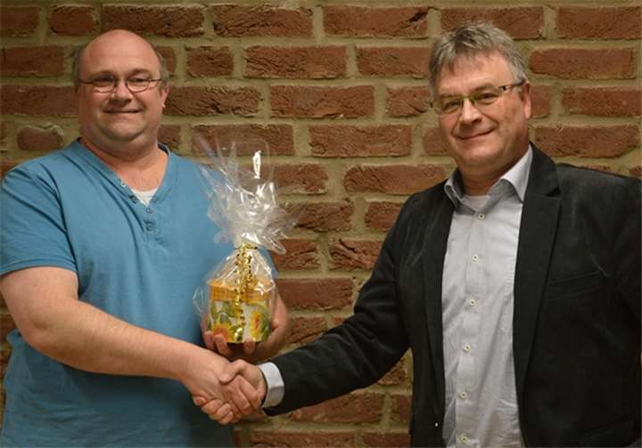 Herr Mittelberg (Erster Vorsitzender) bedankt sich mit einem Sonnenblumen-Präsent bei seinem Vorgänger, Herrn Jörg Ruckes.