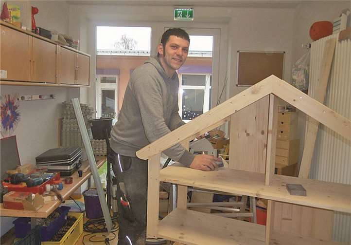 Herr Mohrs baute den Kindern der Kindertagesstätte "Arche Noah" ein wunderschönes neues Puppenhaus, wobei ihm die Kinder hilfreich zur Seite standen. privat