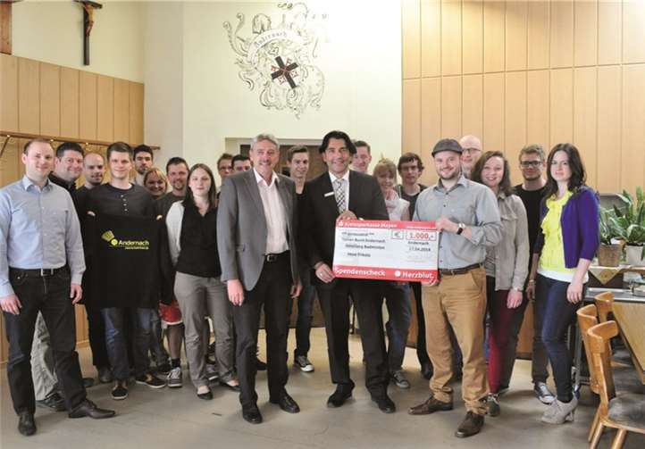 Herr Murgia von der Kreissparkasse Andernach überreicht einen symbolischen Scheck an die Badmintonabteilung.  privat