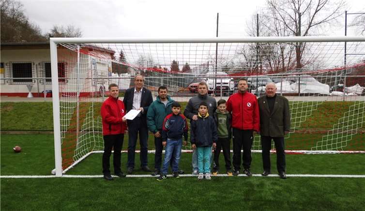 Herr Norbert Neuser, Vizepräsident vom Fußballverband Rheinland übergibt den Scheck an den 2. Vorsitzenden Thomas Siebert.privat