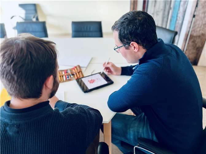 Herr Oster-Daum und Herr Chonsch beim Sichten der Anmeldungen. Foto: Michael Wilhelmi