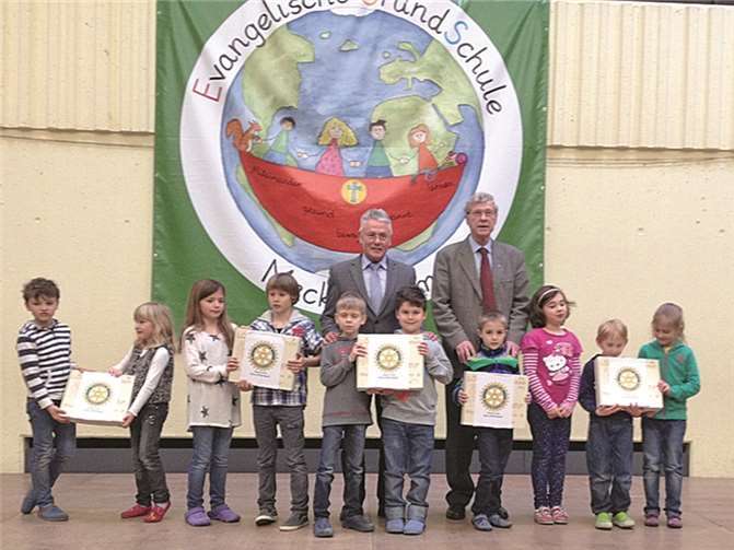 Herr Otto und Herr Seebeck vom Rotarier-Club mit den Kindern der Evangelischen Grundschule Meckenheim. privat