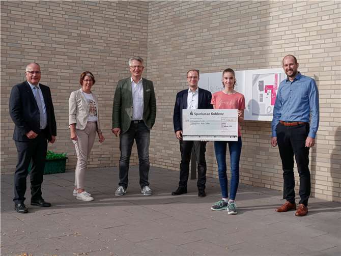 Herr Perscheid, Vorstand der Sparkasse Koblenz, Frau Dr. Schmitz-Stuhlträger, Leiterin des Arbeitsbereichs Kirchliche Schulen im Bistum Trier und Herr Weyand, Projektkoordinator für den Bereich Digitalisierung von Schulen des Bistums Trier konnten sich von den Möglichkeiten einer digitalen Lernumgebung überzeugen.Foto: privat