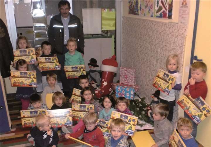 Herr Peters überbrachte jedem Kita-Kind einen bunten Adventskalender. privat