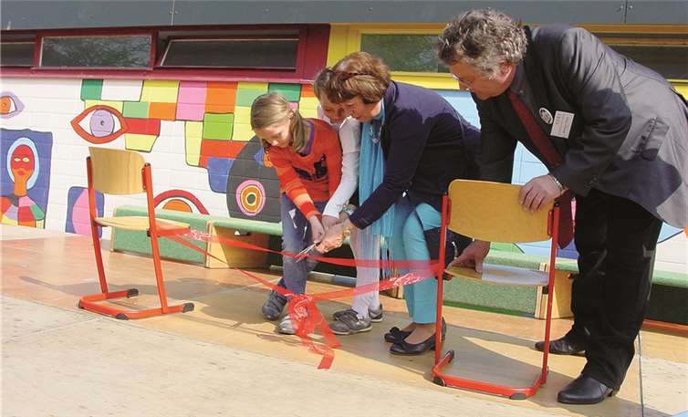 Herr Rektor Bernhard Thomas und die stellvertretende Bürgermeisterin Rheinbachs, Frau Vogt, durchschneiden das symbolische Einweihungsband. privat