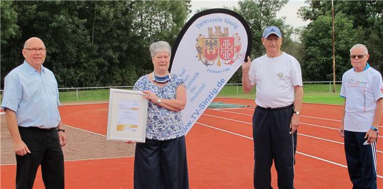 Herr Renn (SBR) gratuliert Frau Thormann (1. Vorsitzende TV Sinzig), Herrn Moock und Herrn Kube (Prüferteam) zum 1. Platz im Sportabzeichenwettbewerb. Foto: TV Sinzig