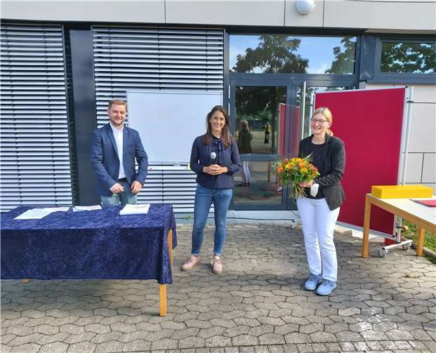 Herr Ritz, Frau Leon und Schulleiterin Barbara Bienentreu bei der Verabschiedung der Viertklässler.