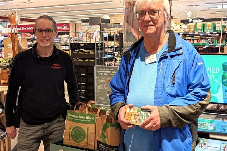 Herr Roeder (l.), Marktleiter vom REWE-Markt in Polch und Manfred Soblowski (r.), Tafel-Ehrenamtlicher, bedanken sich herzlich bei allen Spenderinnen und Spendern.