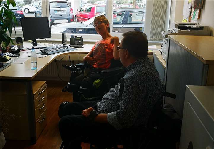 Herr Rösch schaute sich den Arbeitsplatz von Lena genau an