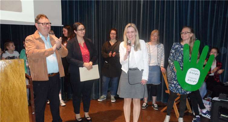 Herr Schäfer (v.li.) und Frau Derra von der Kreisverwaltung, Frau Dr. Gies (Schulleiterin) und Frau Marx. Fotos: -IT-