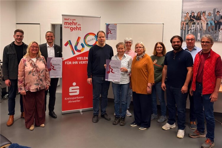 2000 Euro für Requiem erhalten  Herr Schell (3. Von links) mit dem Vorsitzenden des Kammerchores, Matthias Gampe (4. Von links), Chorleiter Hendrik Hasenberg (links) und Mitgliedern des Chores. Foto: Rene Schell (KSK Ahrweiler)