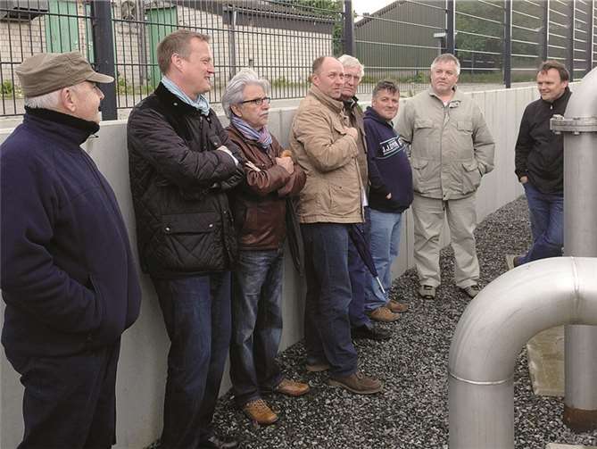 Herr Schell von der Firma Regionalgas Euskirchen erläutert den Mitgliedern der FDP-Fraktion den Betrieb der Biogas-Aufbereitungsanlage. privat