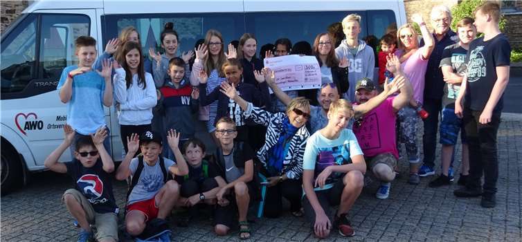 Herr Stein bei der Scheckübergabe vor Abfahrt ins Sommer-Camp. privat