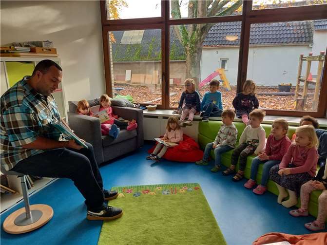 Herr Taylor brachte am Donnerstag eine typisch amerikanische Geschichte „Green eggs and ham“ für die Kinder mit. Quelle: VG Weißenthurm