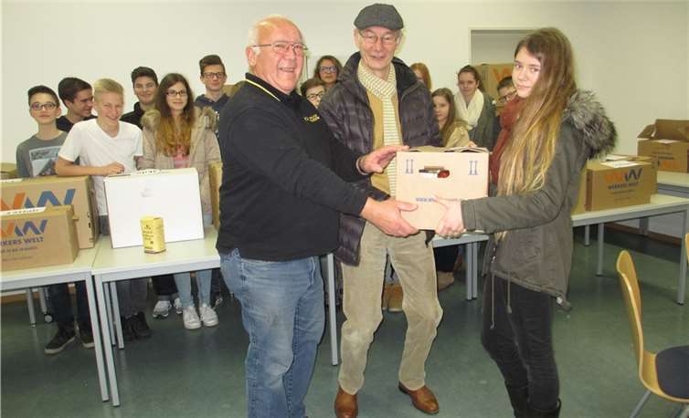 Herr Trojahn und Herr Korden freuen sich mit der Klasse 8c des EKG über ein tolles Spendenergebnis.Privat