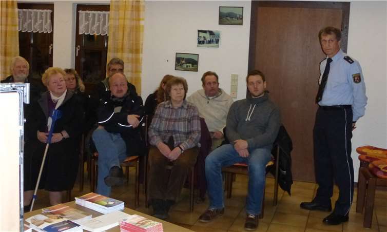 Herr Viebranz vom Polizeipräsidium Koblenz konnte den interessierten Zuhörern Nützliches aus seinem beruflichen Alltag mit auf den Weg geben.  privat