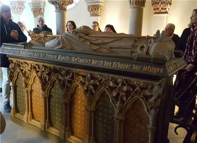 Herr Wacker und Teilnehmer am Sarkophag des hl. Apollinaris