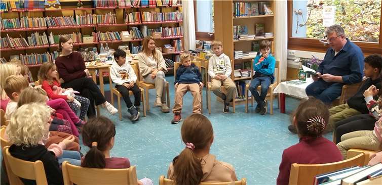 Herr Wandow, der Beigeordnete in Vallendar, vertrat würdig den Bürgermeister und las das Buch „Igel zu Besuch“ vor. Foto: privat