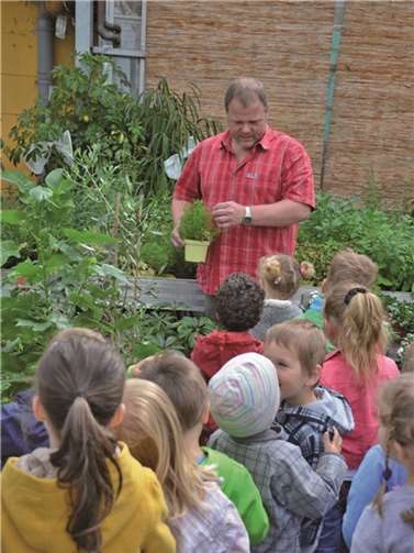 Zu Besuch beim „Blumen Weber“ Herr Weber hat den Kindern liebevoll und geduldig die Pflanzenwelt nähergebracht. privat