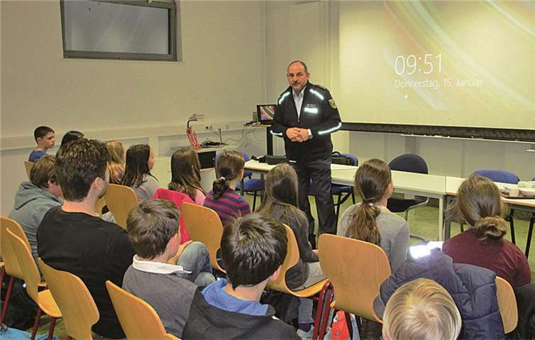 Herr Weiler informierte die Schüler und Schülerinnen über richtiges Verhalten in Zügen und an Bahnhöfen.privat