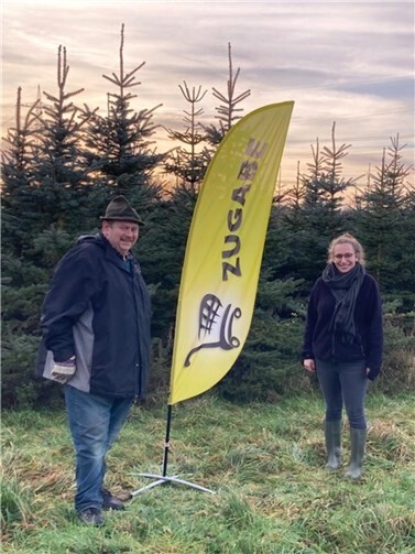 Herr Weißweiler und Tochter Heike verschenkten frisch geschlagene Tannenbäume an „ZUGABE“-Kunden. Foto: privat
