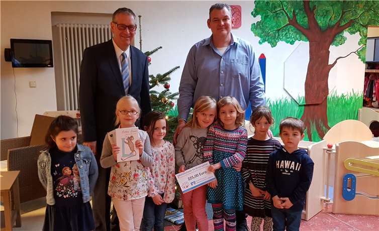 Herr Welter (re.) und die Kinder der Katholischen Kindertagesstätte Calvarienberg freuen sich über eine Spende in Höhe von 225 Euro für neue Bücher von der Bürgerstiftung der Volksbank RheinAhrEifel - übergeben von Peter Diewald, Teamleiter Privatkunden und Leiter der Filiale Bad Neuenahr der Volksbank.Privat