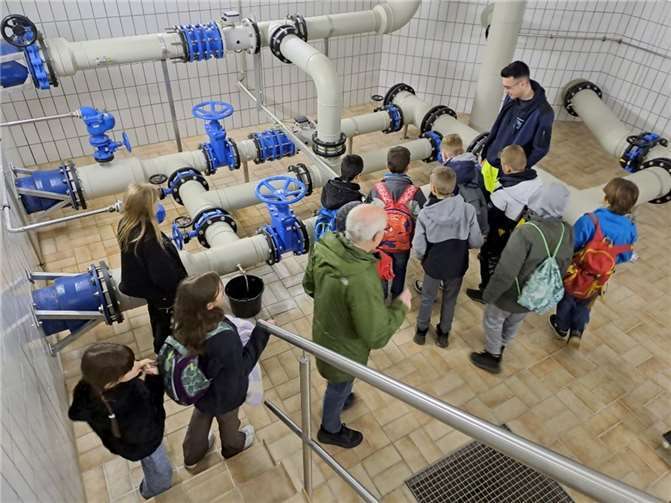 Herr Wey vom Wasserversorgungszweckverband führte die Kinder über das gesicherte Areal.