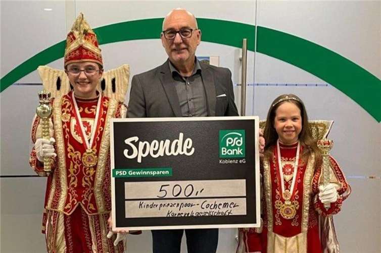 Herr Zehe überreichte dem Kinderprinzenpaar Marlene und Josef den symbolischen Scheck. Foto: privat