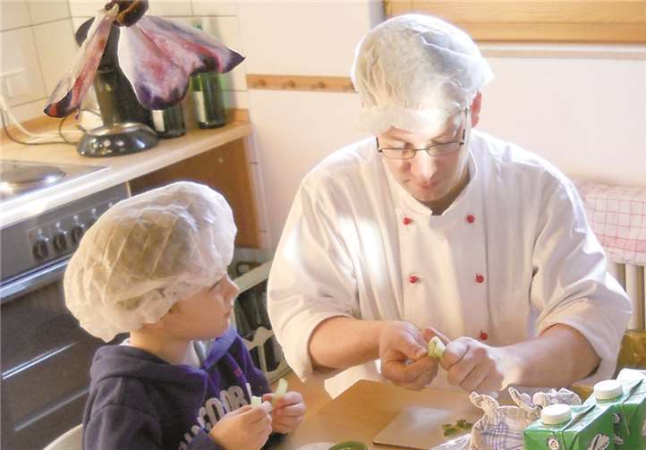 Herr Zils wusste die Kinder zu motivieren: Er schnitzte kleine "Gurkentiere", die den Appetit der Kleinen anregten und neugierig machten.privat