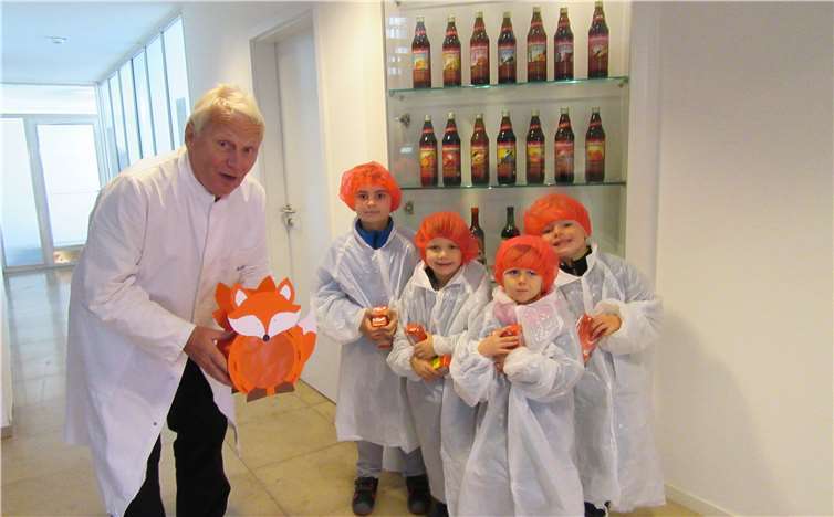 Herr Zimmermann bekam von den Kindern als Dankeschön eine selbst gebastelte Laterne überreicht.privat