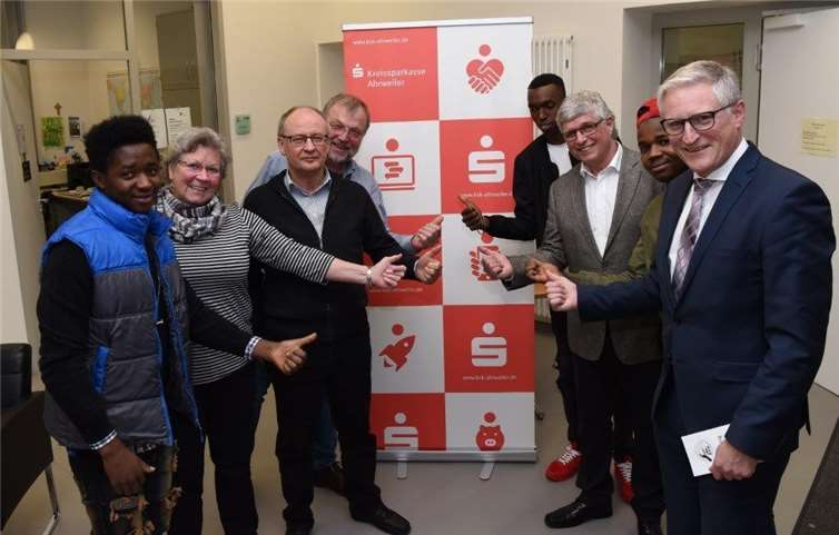 Herr Zimmermann von der Kreissparkasse Ahrweiler überreichte den Scheck an den Vorsitzenden der ÖFH im Mehrgenerationenhaus in Bad Neuenahr.privat