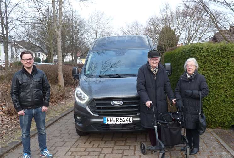 Herr und Frau Kellert werden von dem Geschäftsführer der REWE Familie Hoffmann, Herrn Heinrichmeyer abgeholt. Foto: Klaus Hümmerich