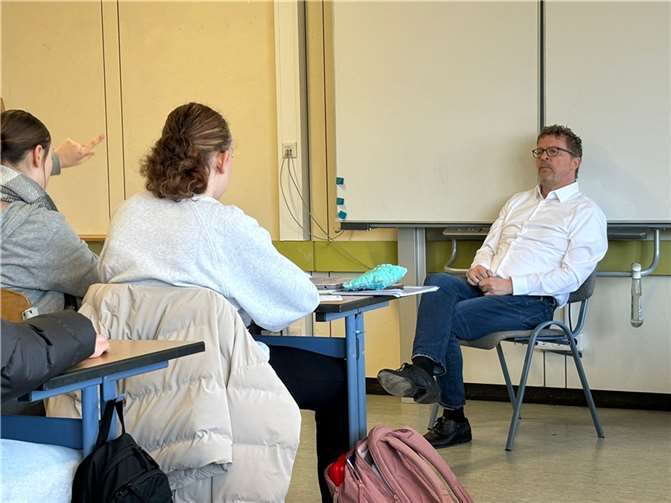 Herr von Heusinger nahm sich viel Zeit, um die Fragen der Schülerinnen und Schüler zu beantworten.  Foto: Kerstin Nermerich