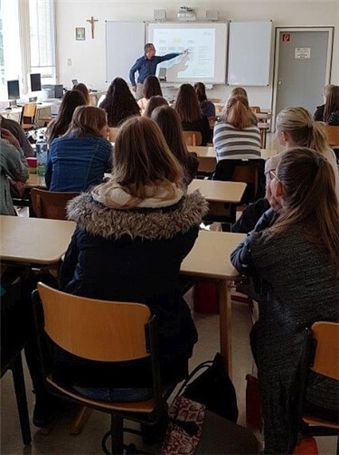 Herr von Landwüst aus der Bundesanstalt für Gewässerkunde berichtete über den beruflichen Werdegang und die Möglichkeiten im Fach Biologie.