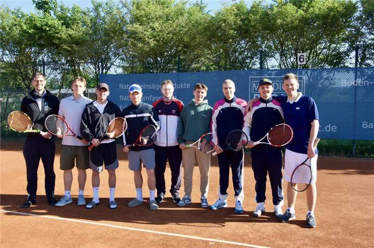 ATC beendet Medenspiele mit „Doppelaufstieg“ der Herren  Herren 1 und Herren 2: Tim Tomaschoff, Moritz Müller, Toni Reiff, Leopold Müller, Thomas Oechsle, David Schulz, Anton Görg, Tim Schommer und Paul Gebauer. Foto: privat