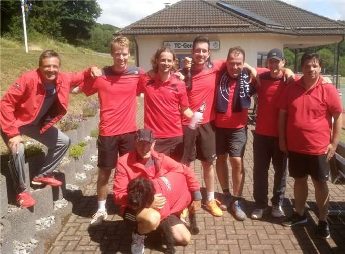 Herren 30 Aufstieg in die Rheinlandliga: unten Paula u. Dominik Graf von Spee, v.l. Stefan Vollmer, Florian Bagus, Marcel Queckenberg, Florian Beck, MF Christoph Weber, André Gertzen, Carsten Daub