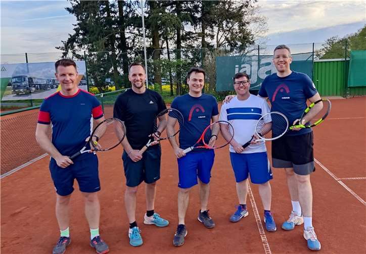 Herren 30 III v.l.: Michael Börsch, Dominic Schmalenbach, Niklas Fischbach, Henning Selt, Michael Spiess. Es fehlt: Cornelius Kirsche. Foto: Claudia Selt