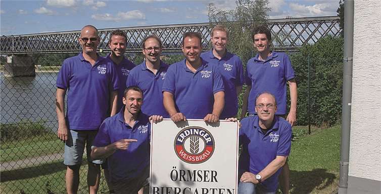Herren 30 nach dem Erfolg über Germania Trier mit dem Sponsor der neuen Shirts, Peter Mitsching.privat