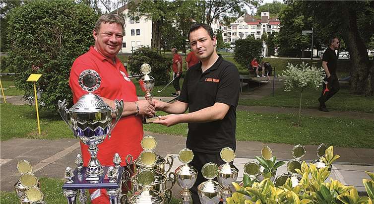 Herren-Sieger Michael Born (re.) aus Wesel erhält vom Vorsitzenden Hans Reisdorff, der bei den Senioren den Sieg errang, seinen Pokal. RÜ