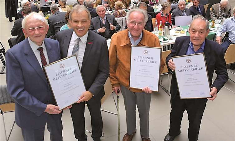 Herrenschneidermeister Peter Meyer (l.), Schuhmachermeister Helmut Goerz (v.r.) und Schmiedemeister Werner Schneider bestanden ihre Meisterprüfung 1965. Sie erhielten von HwK-Präsident Kurt Krautscheid im Rahmen der Altmeisterfeier ihre „Eisernen Meisterbriefe“. P!ELmedia