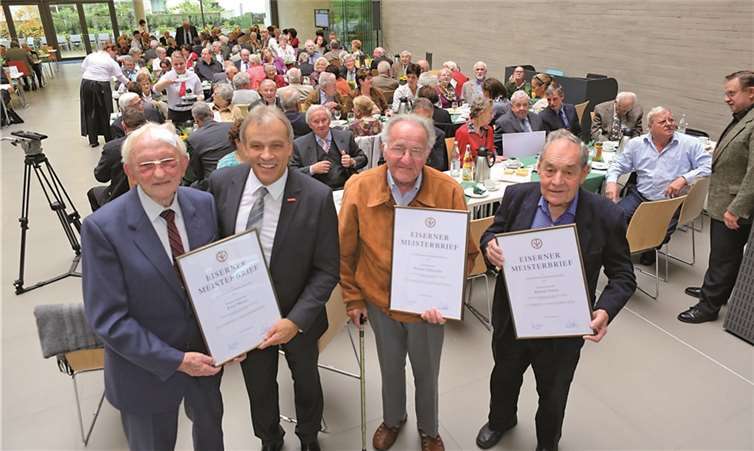 Herrenschneidermeister Peter Meyer (li), Schuhmachermeister Helmut Goerz und Schmiedemeister Werner Schneider (v.re.), bestanden ihre Meisterprüfung 1965 und erhielten von HwK-Präsident Kurt Krautscheid im Rahmen der Altmeisterfeier ihre „Eisernen Meisterbriefe“. P!ELmedia