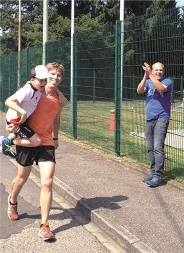 Herrensieger Jendrik Graß mit Sohn Hannes beim Zieleinlauf.