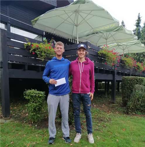 Herrensieger Robin Lang mit Turnierleiter Alexander Leeser (v.l.). Foto: HTC Bad Neuenahr