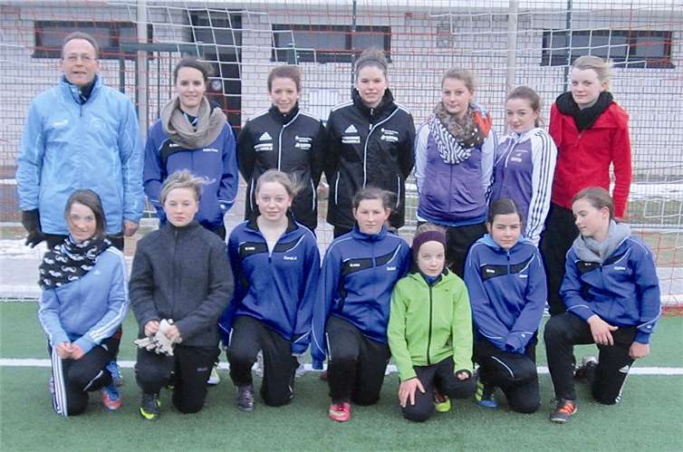 Herresbach/Baar. Eine Trainingseinheit der etwas anderen Form erlebten die C-Mädchen der JSG Herresbach/Baar auf dem Kunstrasenplatz in Wanderath. Die beiden Nachwuchsspielerinnen der 1. Mannschaft des Bundesligisten SC 07 Bad Neuenahr-Ahrweiler, Maren Weingarz und Lisa Umbach zeigten den jungen JSG-Spielerinnen neue Trainingsmethoden und Abläufe, die in der Damenbundesliga trainiert werden. Die Spielerinnen um Trainer Lothar Mannebach waren eifrig bei der Sache und versuchten schnell, neu Erlerntes umzusetzen.privat