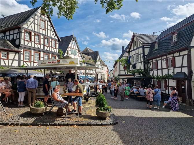 Herrlich in der alten Herrlichkeit: Volle Gassen beim Erpeler Weinfest. Fotos: AWi
