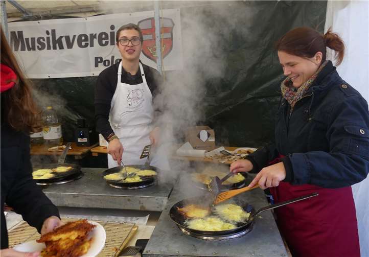 Herrlich knusprige Kartoffelpuffer gab es wieder von den Aktiven des Polcher Musikvereins.