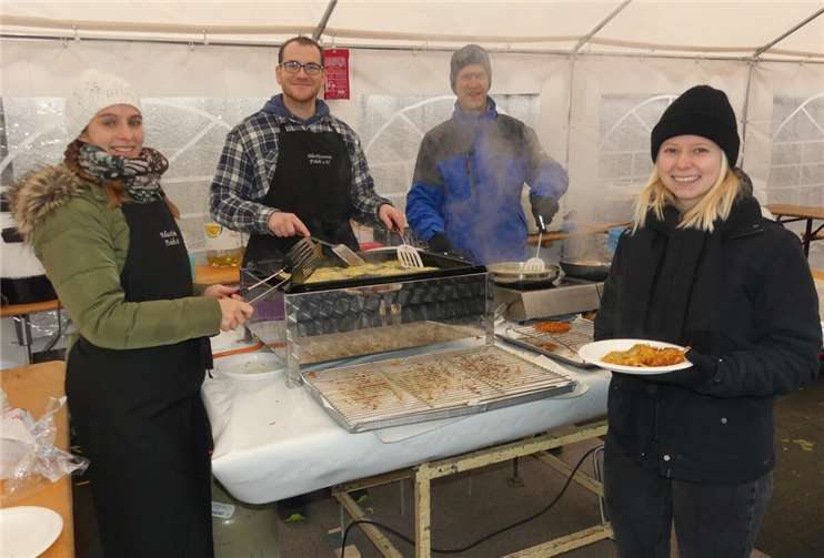 Herrlich knusprige Krebbelcher mit einem deftigen Schlag Apfelkompott galt es am Stand vom Polcher Musikverein zu genießen.