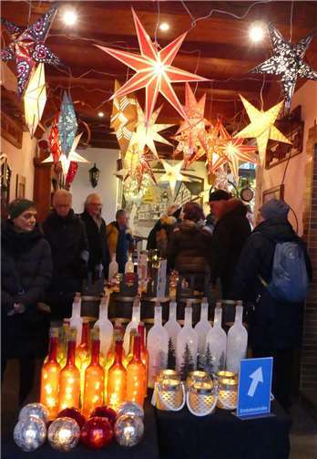 Herrlicher Lichterglanz auch in den Höfen der Aussteller wie hier für weihnachtl...