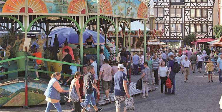 Herrliches Sommerwetter lockte Hunderte von Besuchern auf den Markplatz und die nostalgischen Fahrgeschäfte. DL