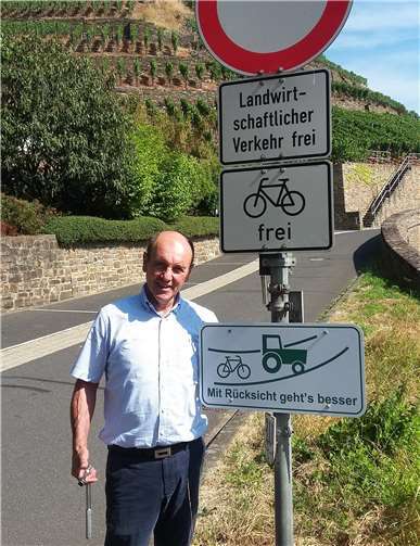 Herrn Hubert Pauly bei der Anbringung des Hinweisschildes „Mit Rücksicht geht’s besser“ am Standort Römervilla in Ahrweiler. privat